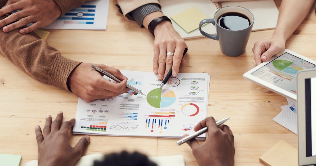 Ecommerce B2B: las diferencias reales con B2C que nadie te cuenta — Precios por cliente, pedidos recurrentes, presupuestos, aprobaciones. Lo que tu plataforma B2C no puede hacer.