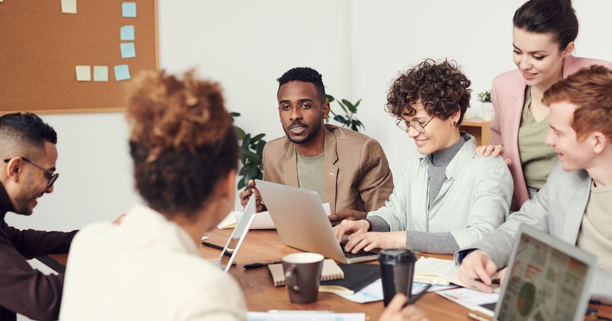 Segmentación de clientes en ecommerce: más allá de la demografía — Segmentación RFM, por comportamiento de compra y por valor de vida. Las estrategias que realmente mueven la aguja.