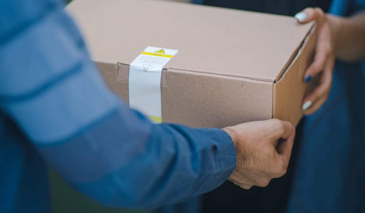 Cliente entregando un paquete para su devolución — detrás del botón de desistimiento hay todo un proceso logístico que gestionar