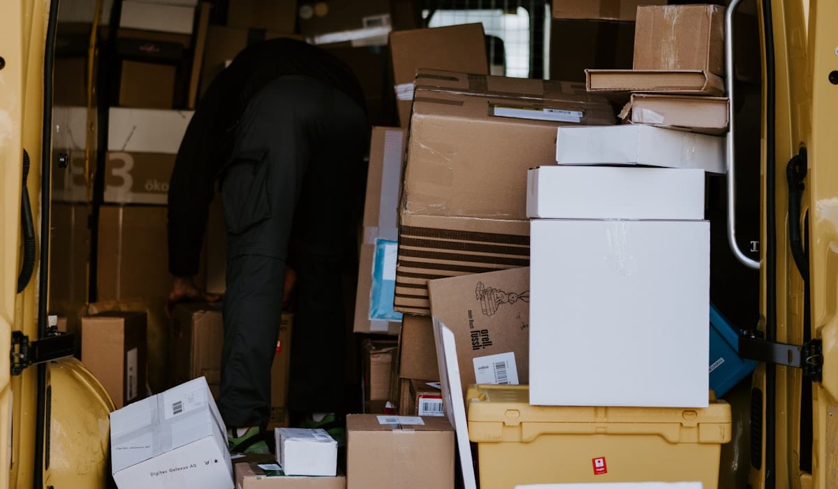 Furgoneta de mensajería cargada de paquetes — la logística de devoluciones que el sistema RMA de Kadevia automatiza con etiquetas de expedición
